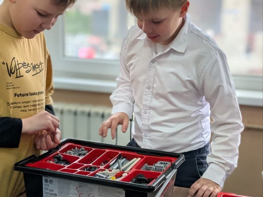 Два ученика разбирают набор деталей LEGO Education на занятии в ТЕХНОклубе Омск