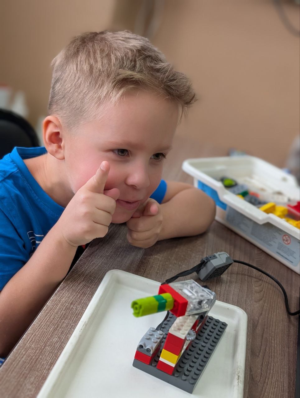Дети конструируют роботов из LEGO в ТЕХНОклубе Омск