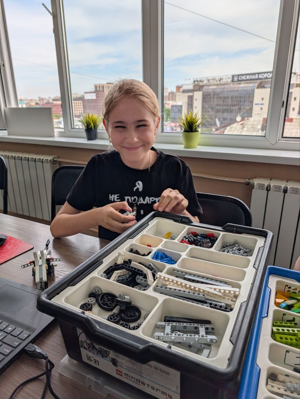 Девочка собирает конструктор Mindstorms на занятии в ТЕХНОклубе Омск